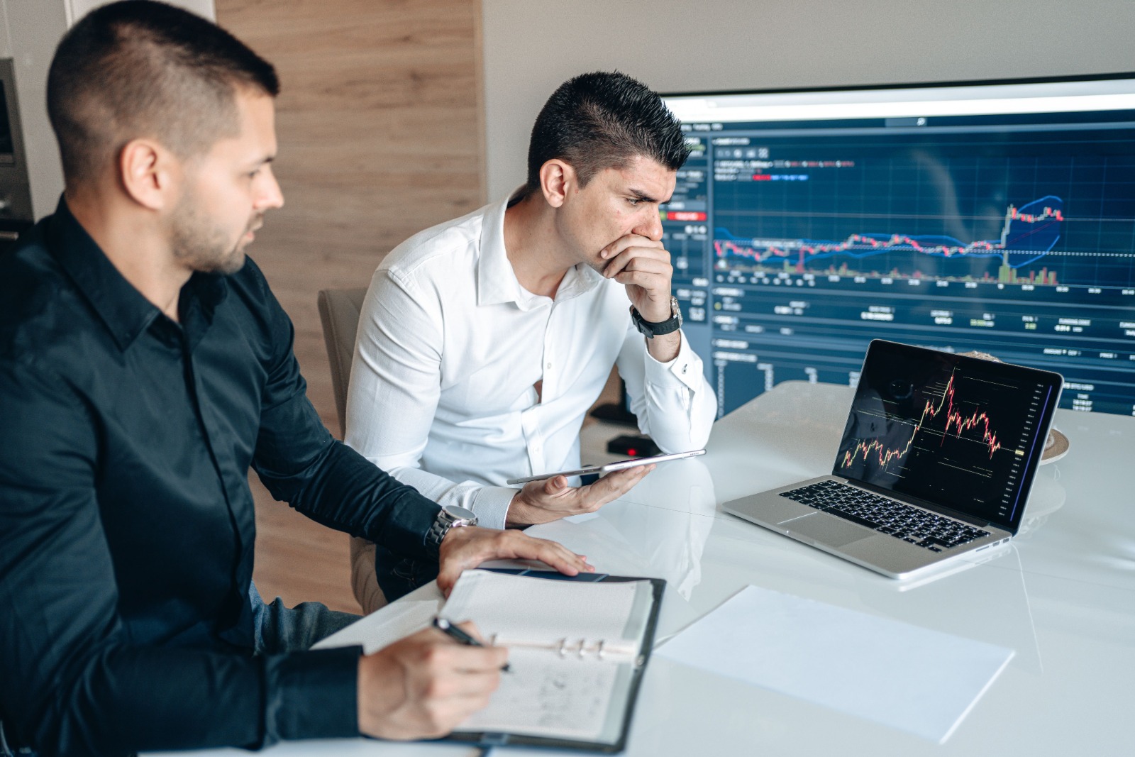 Advisory conversation between finance consultants and client